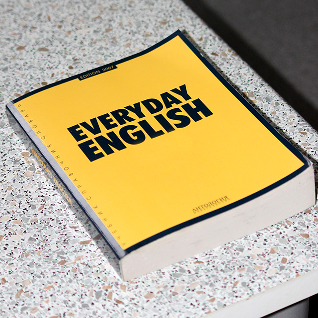 Lernbuch *Everyday English" auf Marmorplatte